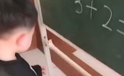 【笑】「3＋2＝　」黒板の前で困る子、振り返って答えを教えてもらうも・・