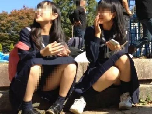 【盗撮】童顔ロリのJC●学生の純白ぱんちゅ♡制服女子校生の股間ガードが外れてパンチラ見放題ｗｗｗ