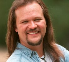 Color photograph of Travis Tritt