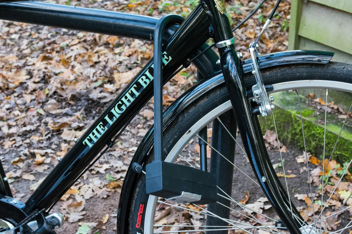 How to lock a bike with a D-lock