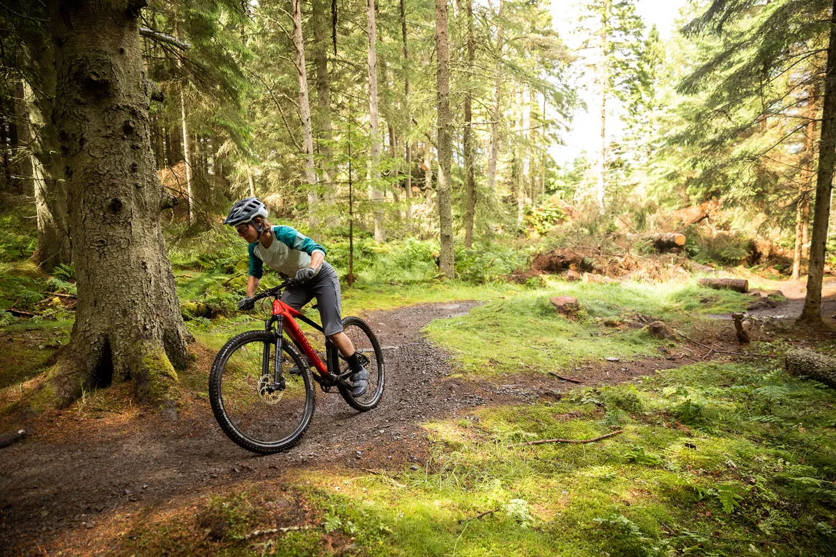 Woman riding a Cannondale Scalpel HT Carbon 4 hardtail mountain bike