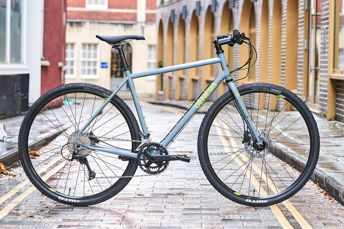 Genesis Croix de Fer 10 Flat Bar commuter bike