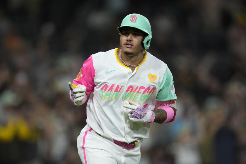 El dominicano Manny Machado, de los Padres de San Diego, festeja luego de batear un jonrón ante los Gigantes de San Francisco, el viernes 6 de septiembre de 2024 (AP Foto/Gregory Bull)