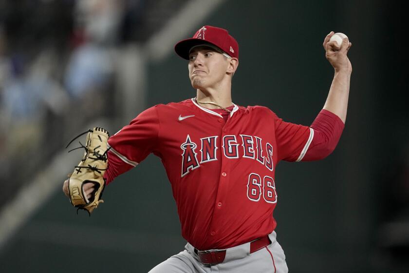 El italiano Samuel Aldegheri cumple con su apertura por los Angelinos de Los Ángeles ante los Rangers de Texas, el viernes 6 de septiembre de 2024 (AP Foto/Tony Gutiérrez)