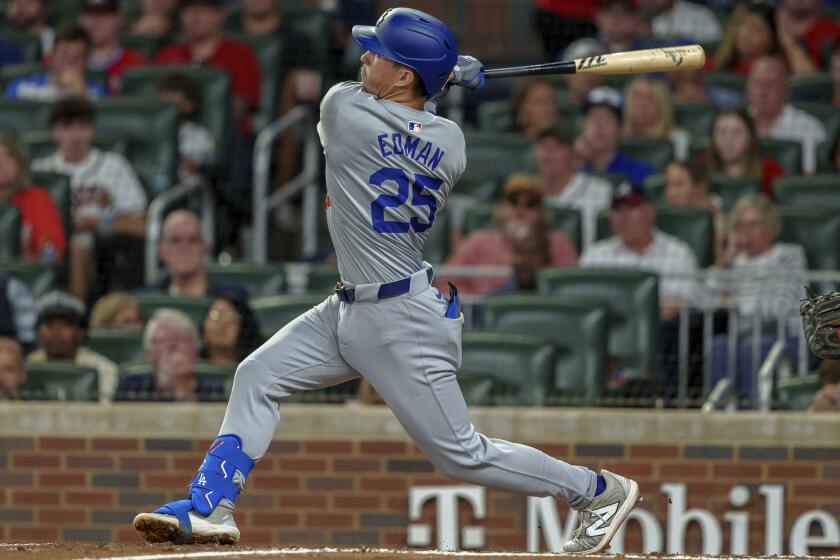 Tommy Edman, de los Dodgers de Los Ángeles, batea en la cuarta entrada contra los Bravos de Atlanta, el domingo 15 de septiembre de 2024, en Atlanta. (AP Foto/Jason Allen)