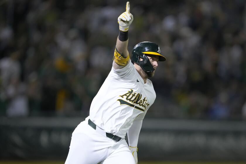 Seth Brown, de los Atléticos de Oakland, festeja tras conectar el jonrón del triunfo sobre los Tigres de Detroit, en el 13er inning del juego del viernes 6 de septiembre de 2024 (AP Foto/Tony Avelar)