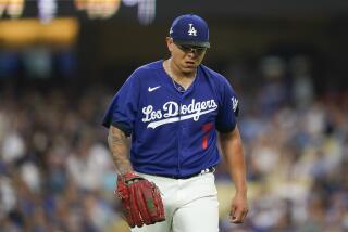 Julio Urías, lanzador de los Dodgers de Los Ángeles, camina rumbo a la caseta del equipo después de la parte alta de la quinta entrada, del segundo juego de una doble cartelera de su equipo en contra de los Marlins de Miami, el sábado 19 de agosto de 2023, en Los Ángeles. (AP Foto/Ryan Sun)