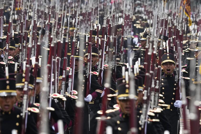 Archivo - Cadetes de la Academia Militar Heroica marchan en el desfile por la conmemoración del Día de la Independencia en la plaza principal de la capital, el Zócalo, en Ciudad de México, el 16 de septiembre de 2023. La presidenta electa Claudia Sheinbaum anunció el viernes 6 de septiembre de 2024 a sus futuros secretarios de Defensa y Marina, dos militares clave en el proceso llevado a cabo por el actual mandatario, para dar más poder a las Fuerzas Armadas no solo en el ámbito de seguridad u operativo, sino en el económico y administrativo. (AP Foto/Fernando Llano, Archivo)