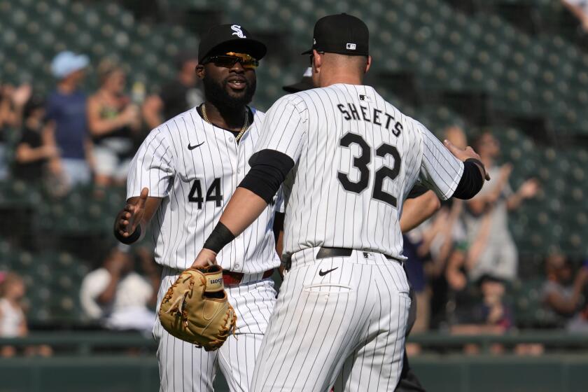 El cubano de los Medias Blancas de Chicago, Bryan Ramos (izquierda), celebra con Gavin Sheets luego del triunfo ante los Atléticos de Oakland en un juego de béisbol en Chicago, el domingo 15 de septiembre de 2024. (AP Foto/Nam Y. Huh)