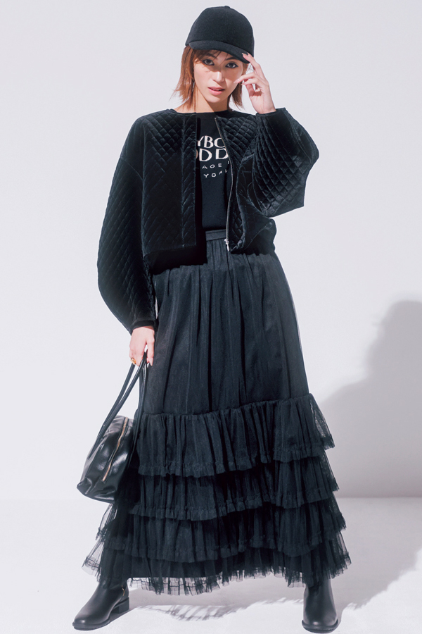 BLACK×TULLE レディなチュール をシックな黒 でモードに転換！『甘い素材をクールダウンしてくれる黒に重たい色を軽やかに見せてくれるチュール。相思相愛の組み合わせなら、のっぺり感ゼロなこなれワントーンが即完成！　黒の濃度を高めることでさらにピリッとモードな仕上がりに。』