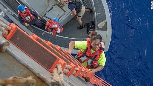 太平洋を５カ月漂流、日本沖で女性２人と犬救助　米海軍