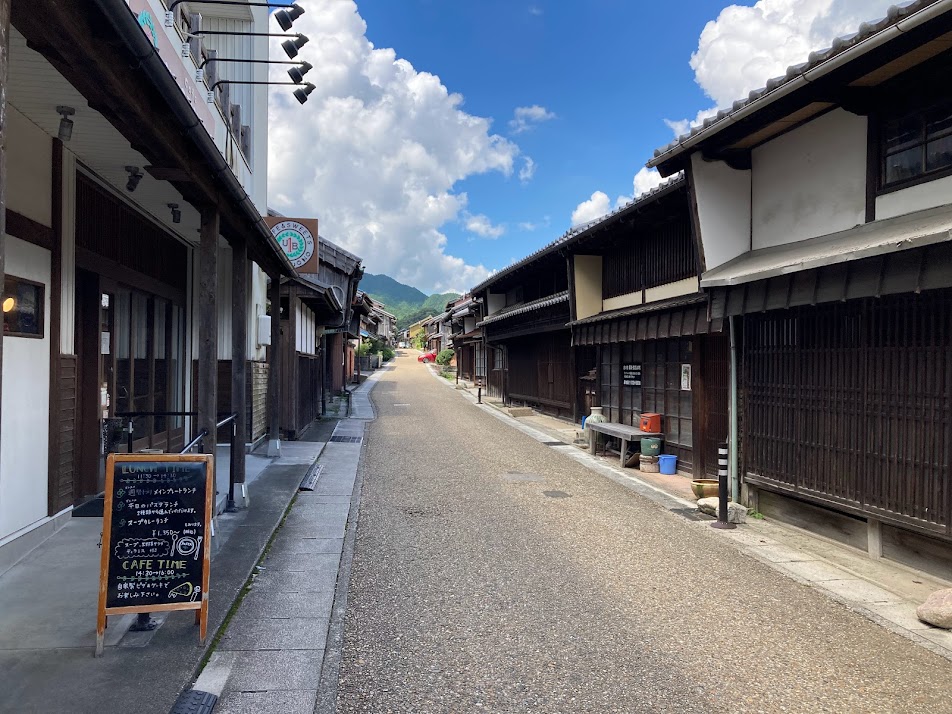 この後もずっと綺麗な街並みが続く関宿