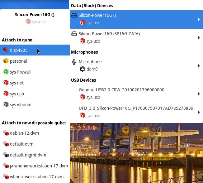 ライブUSBを作成するめたにUSBメモリ全体をキューブにアタッチする