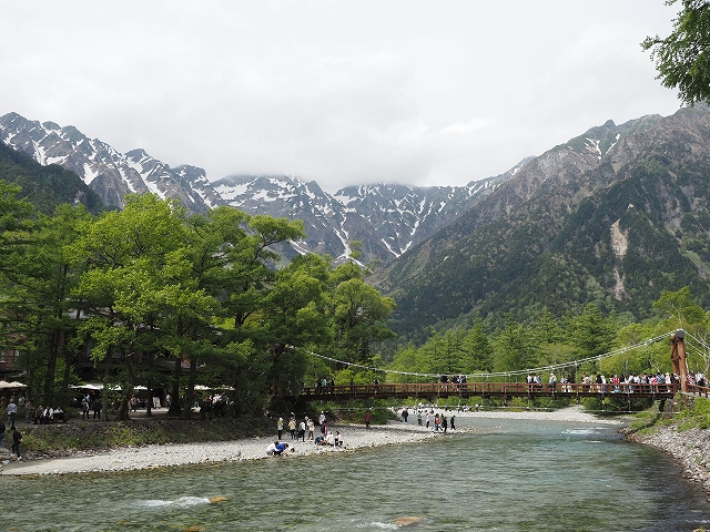 河童橋　前日よりは曇っていました。