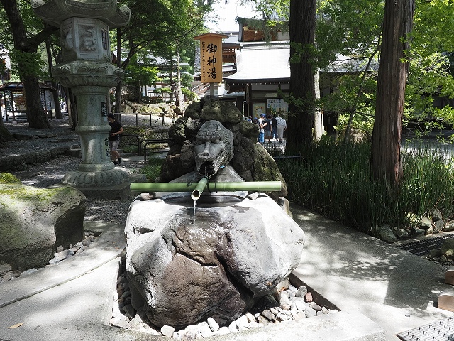 御神湯　熱い湯が出ています。