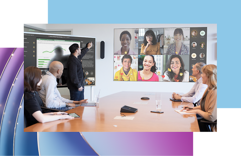 Un grupo de profesionales en una sala de conferencias que participan en una videollamada con varios compañeros mostrados en una pantalla grande.