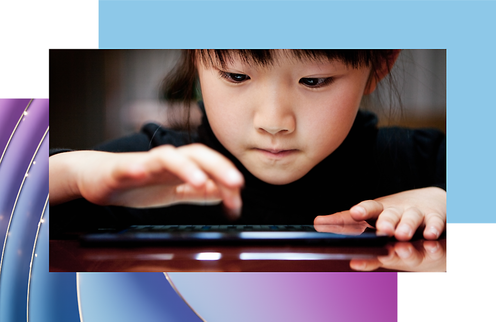 Un niño centrado en el uso de una tableta digital.