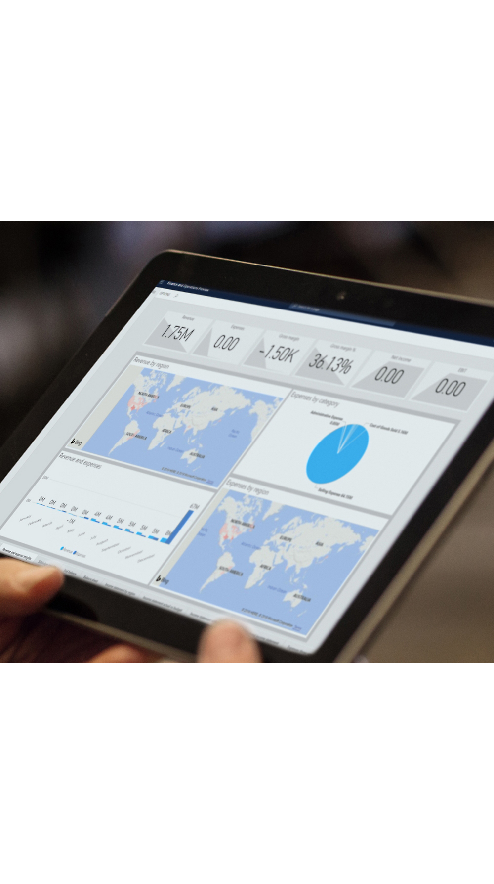 Una persona sosteniendo una tableta que muestra gráficos de análisis, incluidos mapas y gráficos, que reflejan métricas de datos globales.