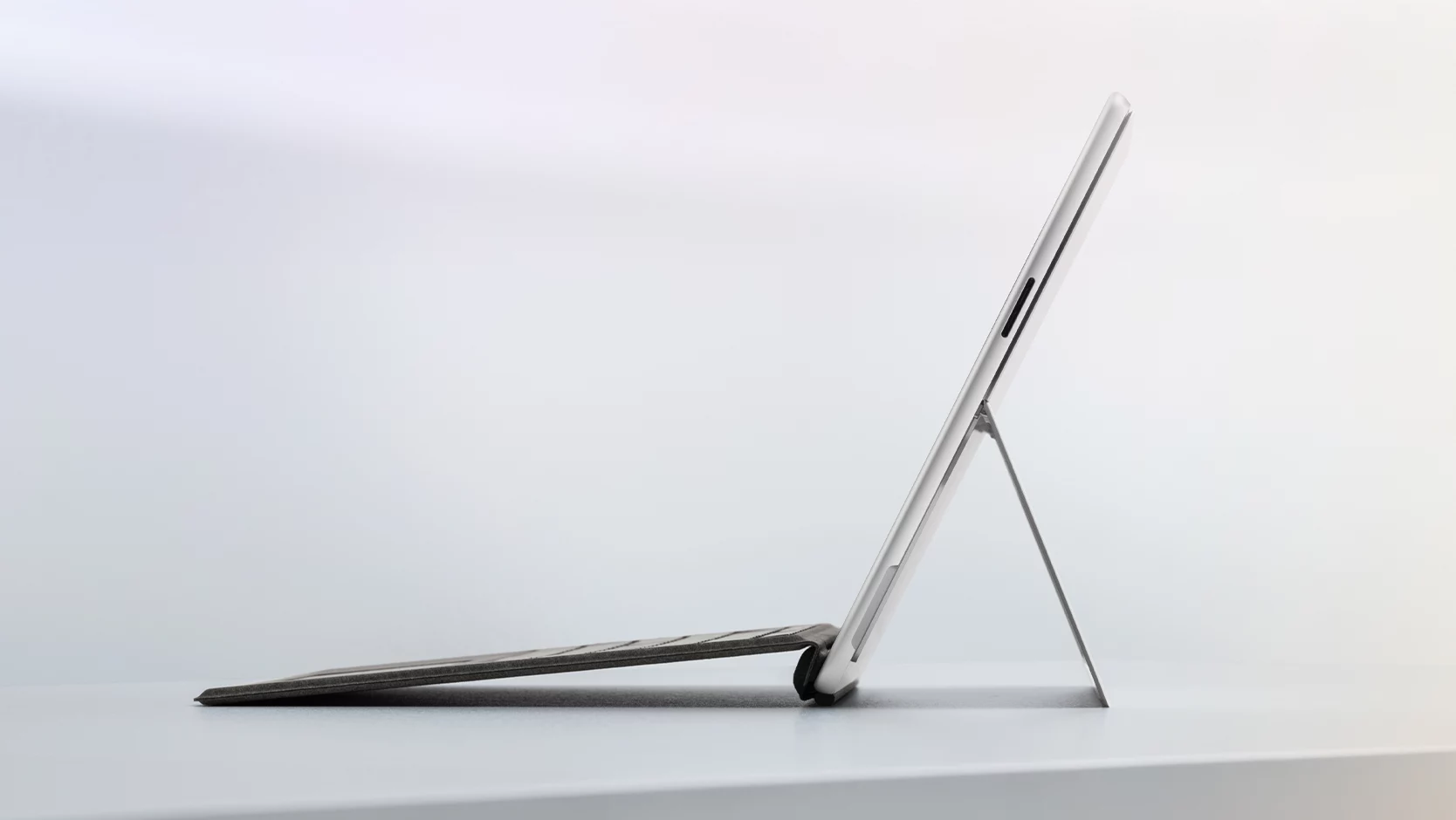 A side view of a Surface Pro for Business attached to a Surface Pro Flex Keyboard for Business.