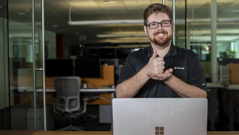 A Microsoft product expert uses American Sign Language to help a customer.