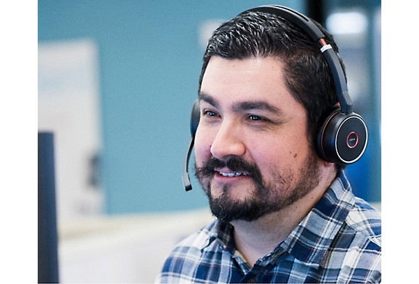 Un hombre sonriendo y con auriculares