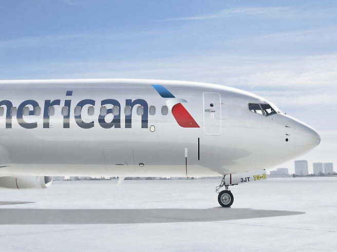 Un avión blanco grande en una pista