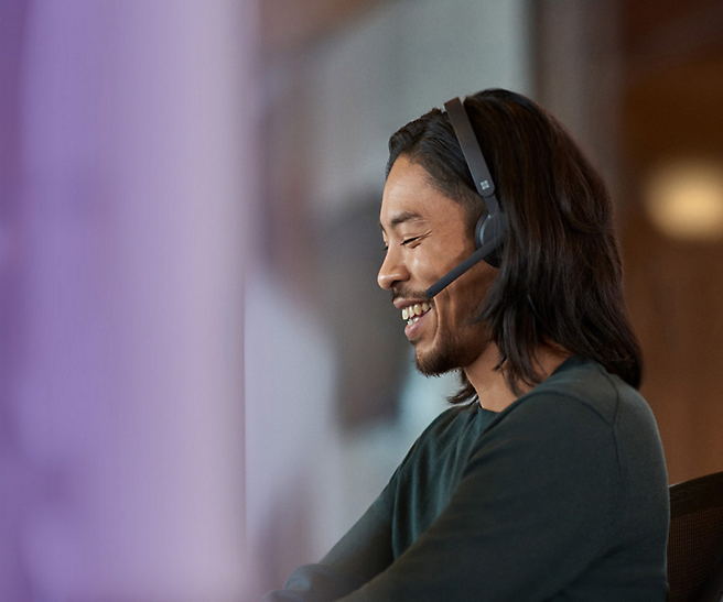 Una persona con auriculares sonriendo