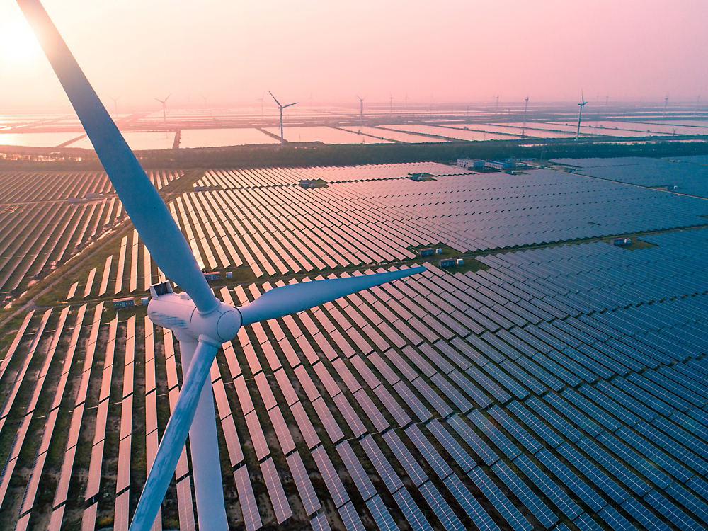 Una gran turbina eólica en el campo