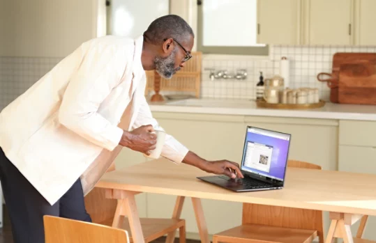 Seseorang menggunakan Microsoft Teams di perangkat Surface.