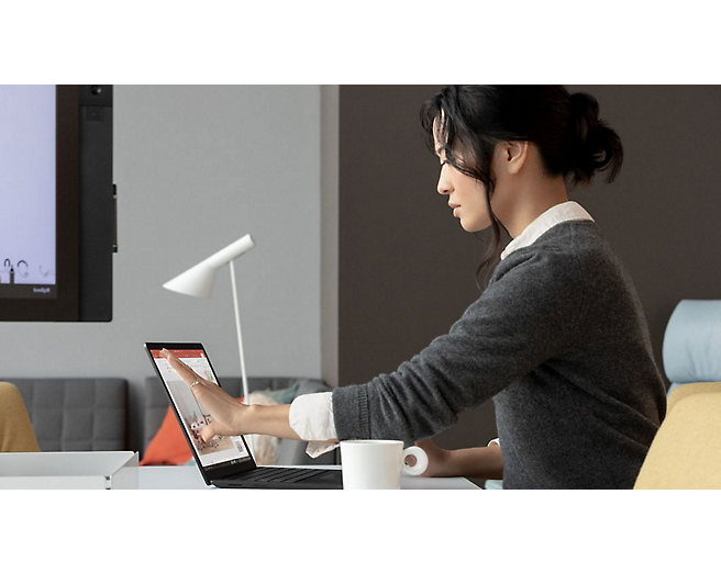 Una mujer usando un Surface Laptop de Microsoft.