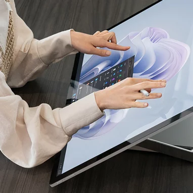 Žena pracuje na obrazovce zařízení Surface Studio 2+