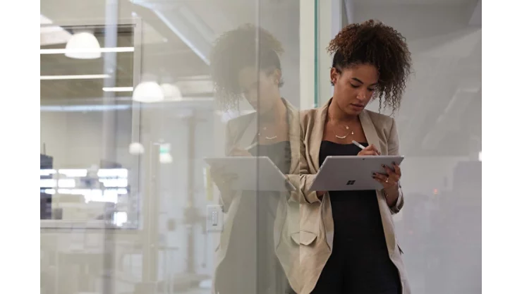 Una donna scrive con la Penna per Surface su un tablet Surface