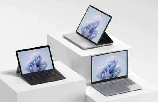 三台 Surface 裝置放在高度不同的基座上