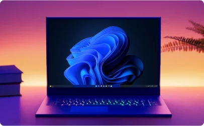 PC gaming en mode sombre affichant le fond d’écran par défaut de Windows 11