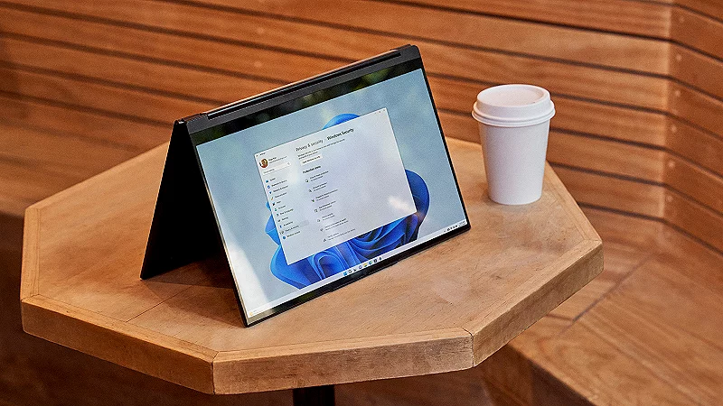 Ordinateur portable posé sur une table avec une tasse de café posée à côté