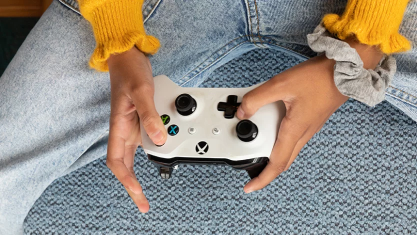 Personne tenant une manette de jeu