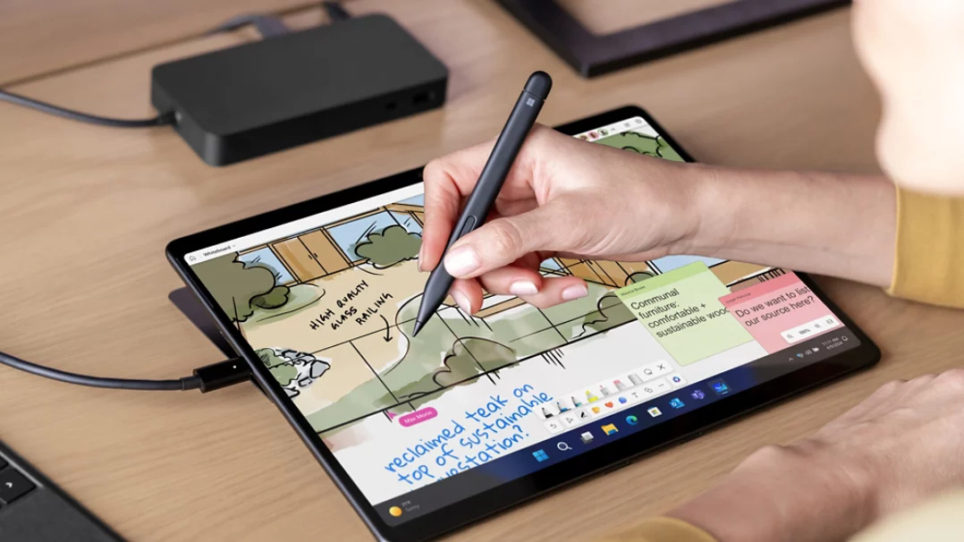 คนคนหนึ่งกำลังใช้ Surface Slim Pen บนหน้าจออุปกรณ์ Pro