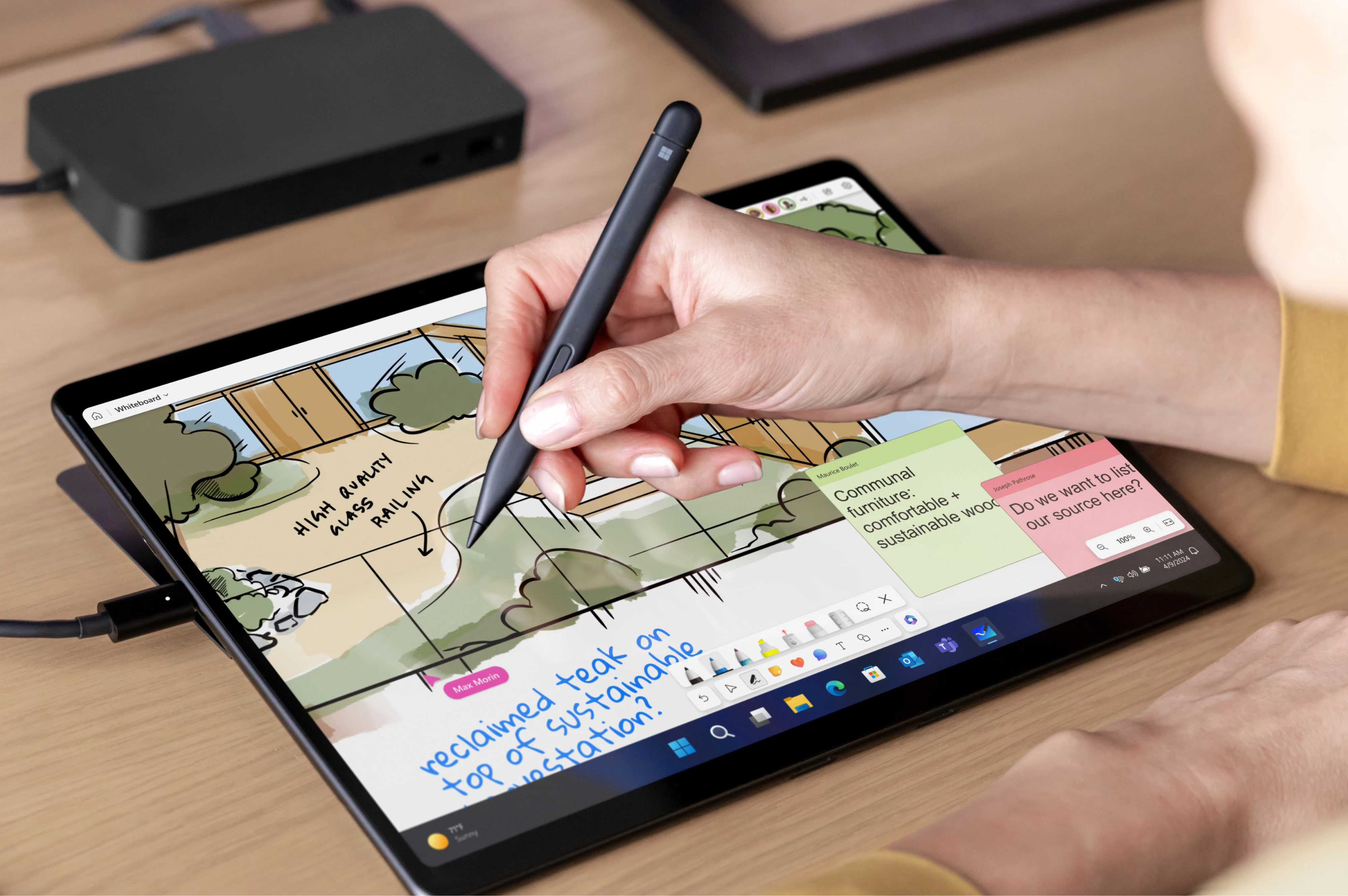 Rendr zařízení Surface Pro 10 v tabletovém režimu používaným s perem pro Surface