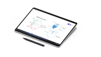 Surface Pro 8 in modalità Penna e Surface Slim Pen 2 posata davanti ad esso