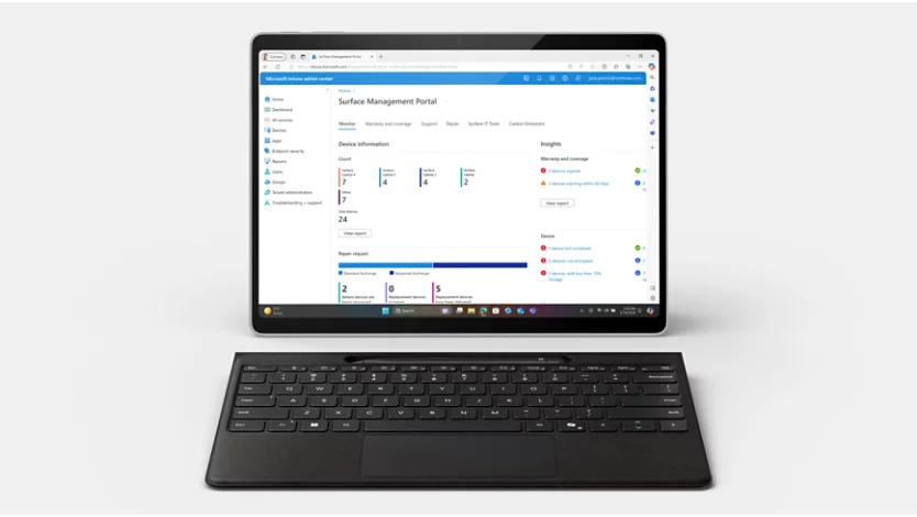 Et bilde av en Surface Pro fremovervendt med tastaturet frakoblet, som viser en skjerm med Surface Management Portal.