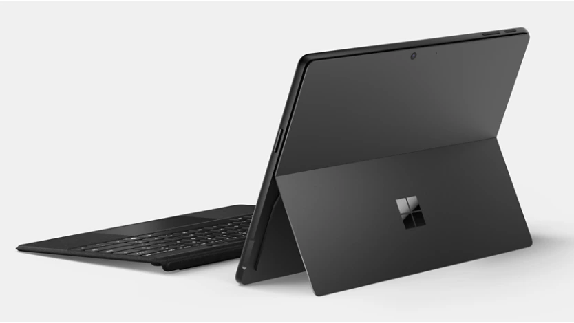 Obrázek Surface Pro zezadu, směřujícího doleva, s rozloženým stojánkem a bezdrátově připojenou klávesnicí.