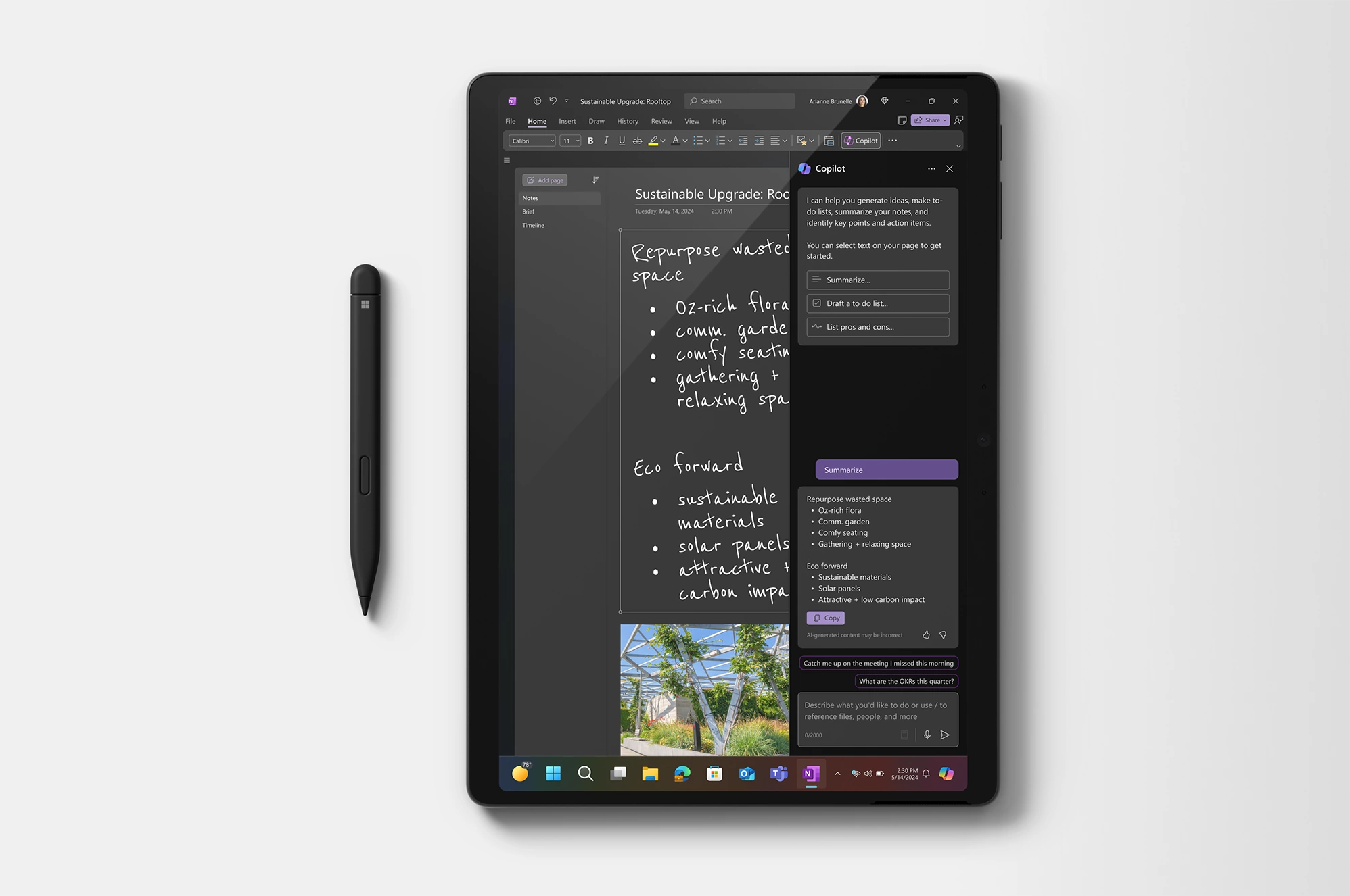 Obrázek zobrazující Surface Pro v tabletovém režimu, s perem Surface Slim Pen nalevo.