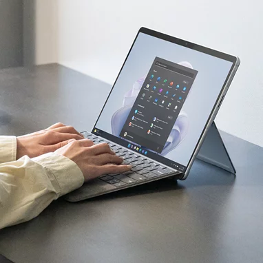 To hender bruker et Surface Pro Signature Keyboard til å skrive på en Surface Pro 9