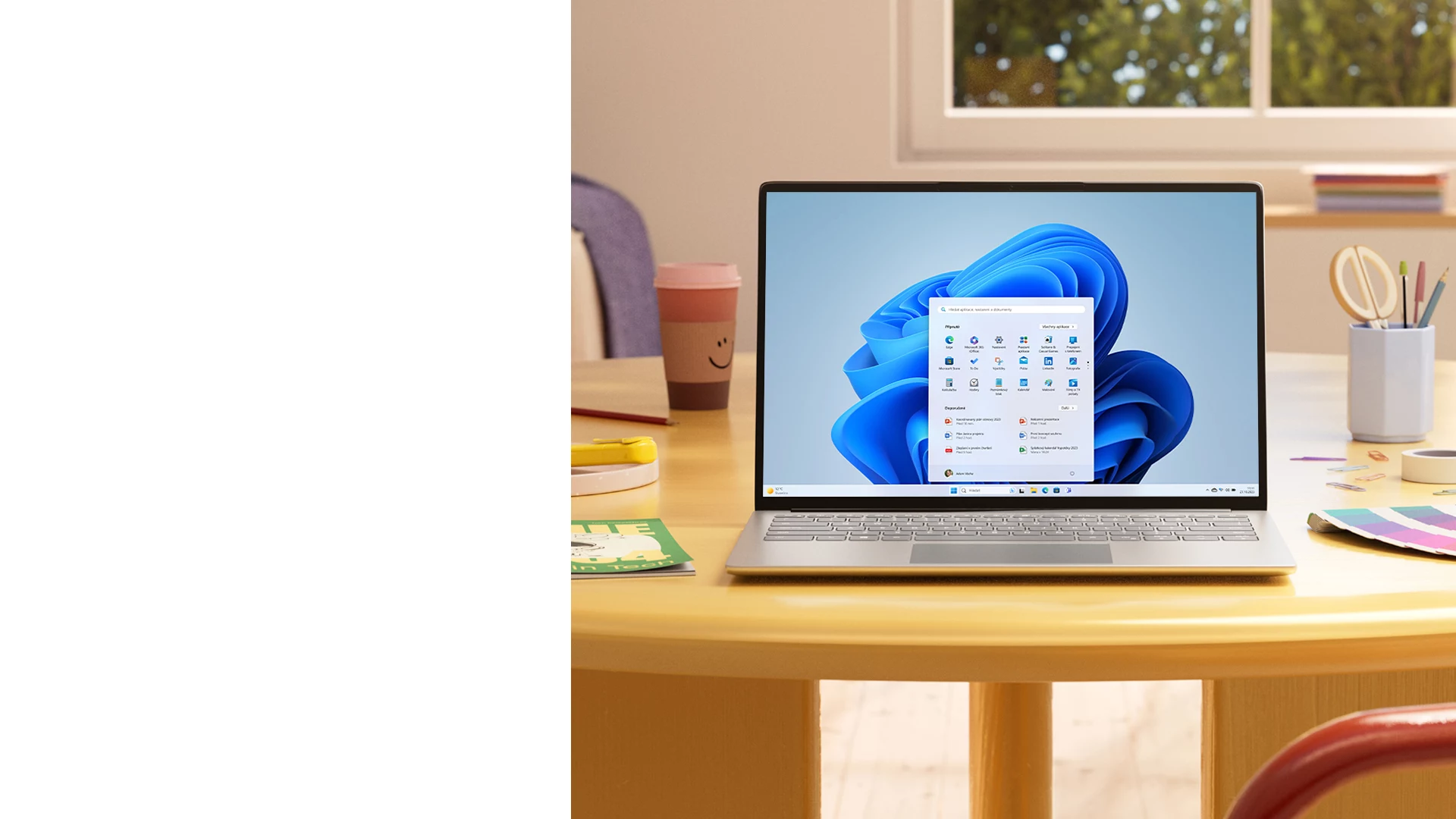 Počítač se systémem Windows 11 a nabídkou Start na stole