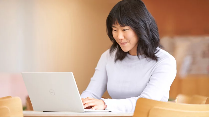 Femme travaillant sur un ordinateur portable