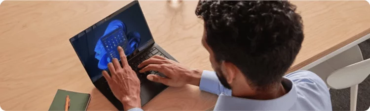 Un homme utilisant l’écran tactile de son ordinateur