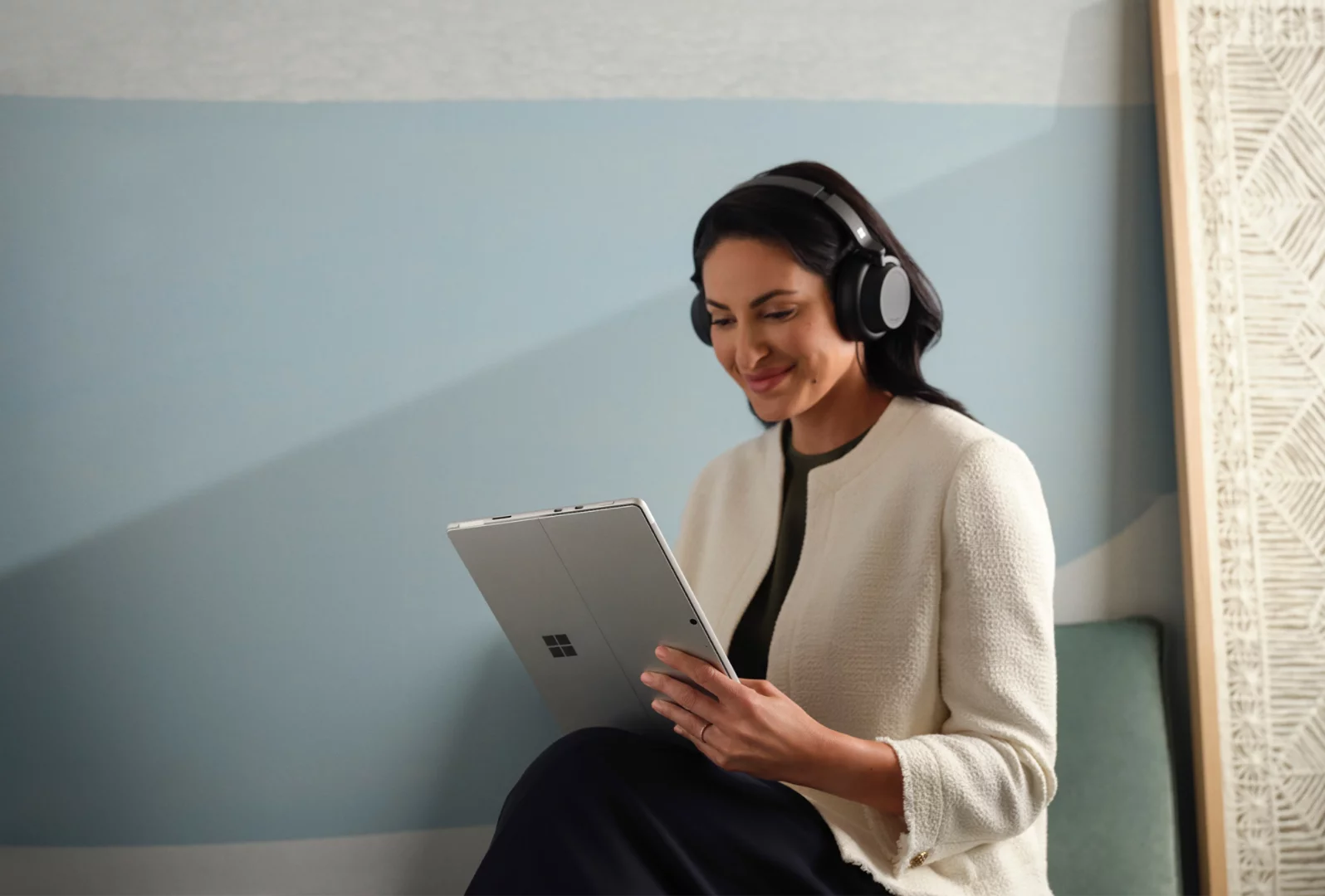 Una persona con le cuffie Surface Headphones 2+