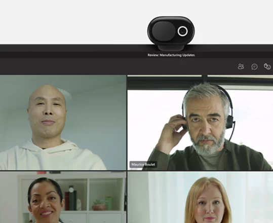 Immagine della Webcam moderna Microsoft attaccata a un dispositivo Surface sul quale è visualizzata una riunione di Microsoft Teams