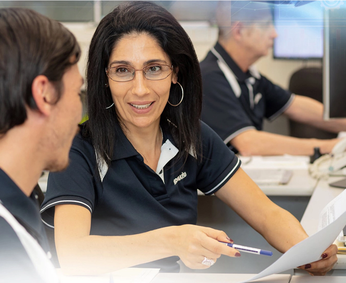 Grupo de personas sentadas en la oficina y trabajando