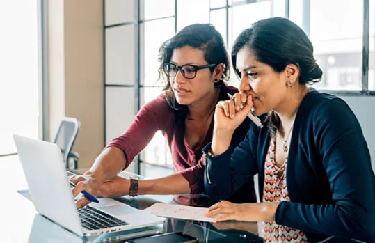 Duas empresárias se reunindo em um escritório.